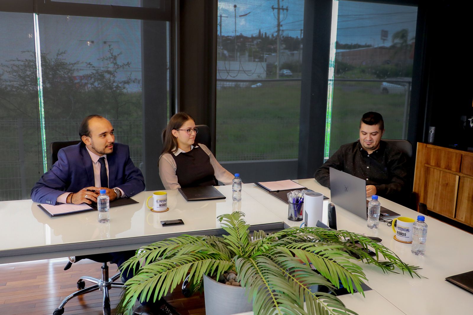 Equipo de MARU CORP en una junta de supervisión